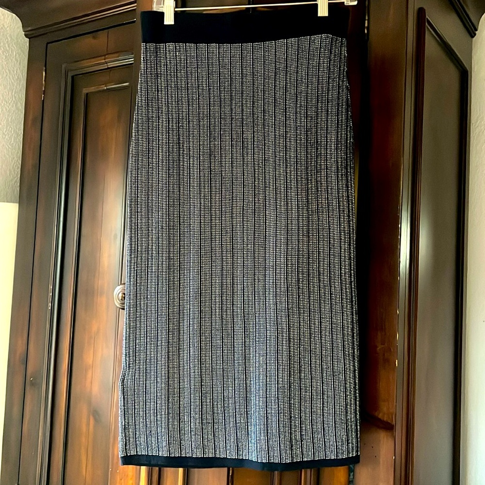 Beautiful and sleek stretch knit skirt!
